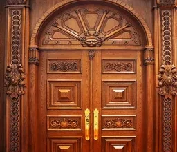 دهان أبواب خشبية بلمسة فنية في المهد بالمدينة المنورة