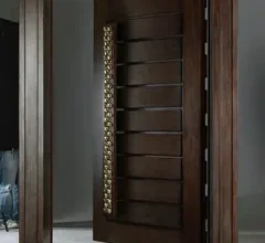 دهان أبواب خشبية بلمسة فنية في رابغ بمكة المكرمة