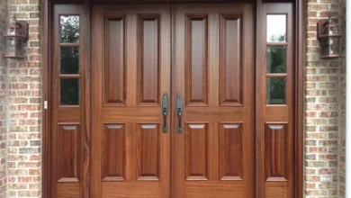 دهان أبواب خشبية بلمسة فنية في الدمام