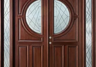 دهان أبواب خشبية بلمسة فنية في الخبر بالمنطقة الشرقية