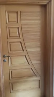 دهان أبواب خشبية بلمسة فنية في الجبيل بالمنطقة الشرقية