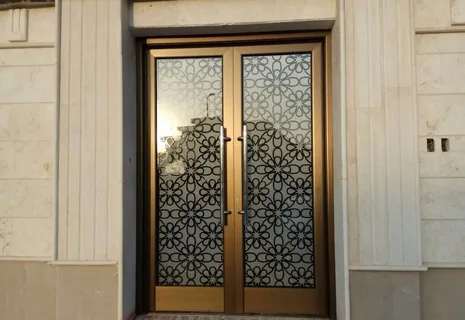 صبغ ابواب بخبرة عالية في عرعر بمنطقة الحدود الشمالية