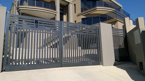 ضبغ ابواب بجودة عالية في المهد بمطقة المدينة المنورة