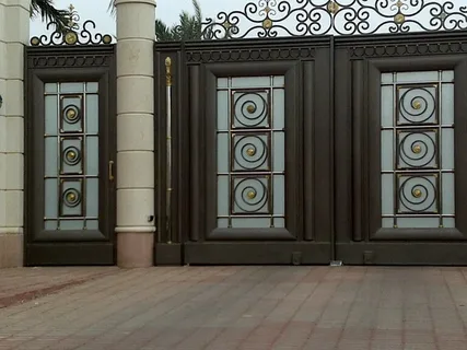 تجديد لون بابك القديم بدهان احترافي بالدمام